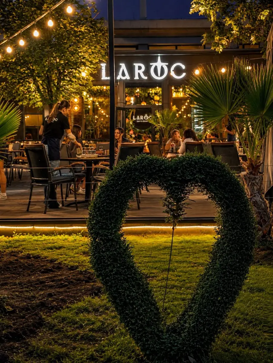 Терасата на Laroc Bar&Dinner в Монтана вечер